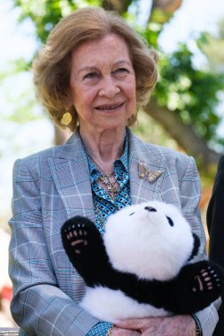 İspanya Kraliçesi Sofya, Madrid Hayvanat Bahçesi 'nin 30 Mayıs 2024' te İspanya 'nın Madrid kentinde düzenlenen iki yeni pandanın sunum törenine başkanlık ediyor.. 