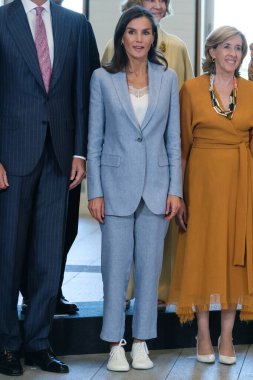 İspanya Kraliçesi Letizia 30 Mayıs 2024 tarihinde İspanya 'nın Madrid kentinde bulunan Kraliyet Koleksiyonları Galerisi' nin himayesi ile bir toplantıya katıldı.. 