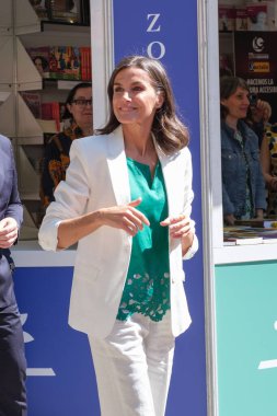 İspanya Kraliçesi Letizia, Madrid Kitap Fuarı 2024 'ün 31 Mayıs 2024' te Madrid, İspanya 'daki Retiro Park' taki açılışına katıldı.. 
