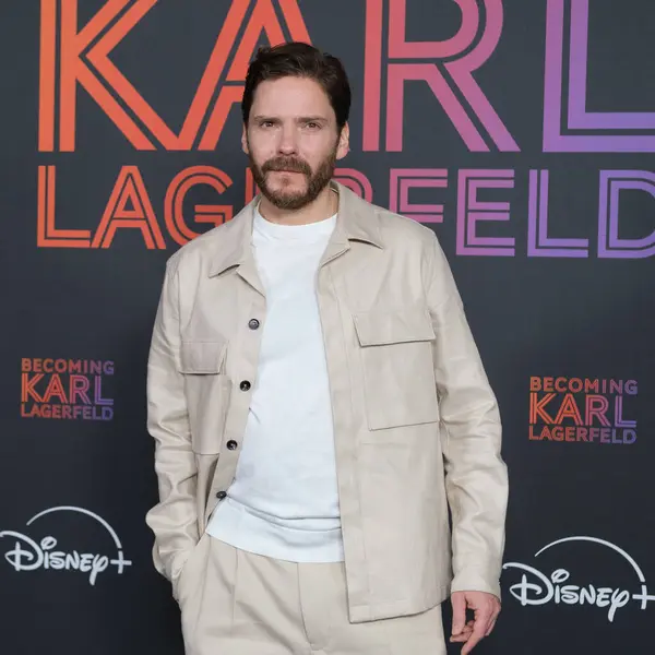 Aktör Daniel Bruhl, 3 Haziran 2024 'te Madrid, Spai' deki The Madrid Edition Hotel 'de Karl Lagerfeld olmak için fotoğraf çekimine katılır.
