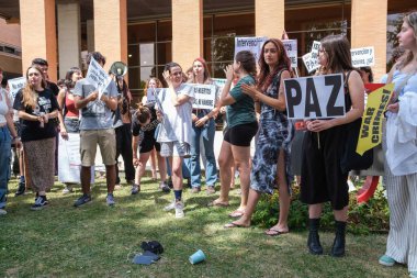 3 Haziran 2024 'te İspanya' nın Madrid kentindeki Ciudad Universitaria kampüsünde Filistin halkıyla dayanışma içinde olan düzinelerce insan.