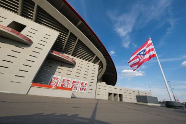 Cvitas Metropolitano 'daki Atletico de Madrid bayrağının 2017' den 2024 'e kadar yürürlükte olan yeni kalkan yerine geleneksel kalkan ile görüntüsü, Madrid, 4 Haziran 2024 İspanya