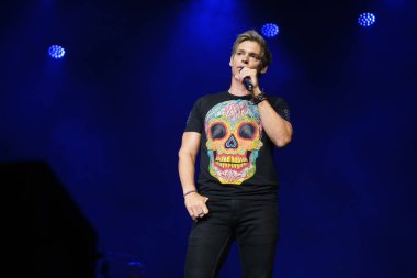 Venezuelalı şarkıcı Carlos Baute, 5 Haziran 2024 'te Madrid' deki Price Pio tiyatrosunda 30 yıllık müzik konseri sırasında performans sergiliyor.. 