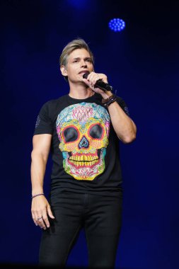 Venezuelalı şarkıcı Carlos Baute, 5 Haziran 2024 'te Madrid' deki Price Pio tiyatrosunda 30 yıllık müzik konseri sırasında performans sergiliyor.. 