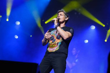 Venezuelalı şarkıcı Carlos Baute, 5 Haziran 2024 'te Madrid' deki Price Pio tiyatrosunda 30 yıllık müzik konseri sırasında performans sergiliyor.. 