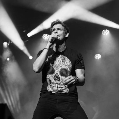 Venezuelalı şarkıcı Carlos Baute, 5 Haziran 2024 'te Madrid' deki Price Pio tiyatrosunda 30 yıllık müzik konseri sırasında performans sergiliyor.. 