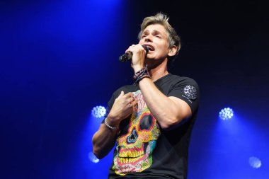 Venezuelalı şarkıcı Carlos Baute, 5 Haziran 2024 'te Madrid' deki Price Pio tiyatrosunda 30 yıllık müzik konseri sırasında performans sergiliyor.. 