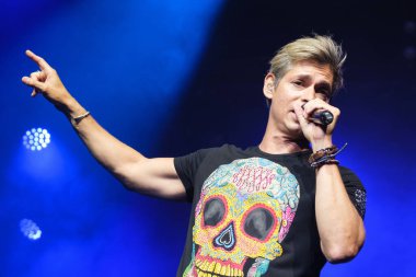 Venezuelalı şarkıcı Carlos Baute, 5 Haziran 2024 'te Madrid' deki Price Pio tiyatrosunda 30 yıllık müzik konseri sırasında performans sergiliyor.. 