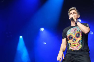 Venezuelalı şarkıcı Carlos Baute, 5 Haziran 2024 'te Madrid' deki Price Pio tiyatrosunda 30 yıllık müzik konseri sırasında performans sergiliyor.. 