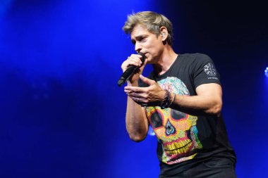 Venezuelalı şarkıcı Carlos Baute, 5 Haziran 2024 'te Madrid' deki Price Pio tiyatrosunda 30 yıllık müzik konseri sırasında performans sergiliyor.. 