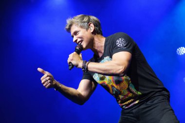 Venezuelalı şarkıcı Carlos Baute, 5 Haziran 2024 'te Madrid' deki Price Pio tiyatrosunda 30 yıllık müzik konseri sırasında performans sergiliyor.. 