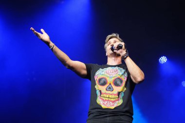 Venezuelalı şarkıcı Carlos Baute, 5 Haziran 2024 'te Madrid' deki Price Pio tiyatrosunda 30 yıllık müzik konseri sırasında performans sergiliyor.. 