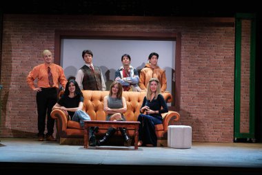 6 Haziran 2024 'te Madrid' deki İnfanta Isabel Tiyatrosu 'nda düzenlenen Friends müzikali sırasında aktörler şarkı söyler.