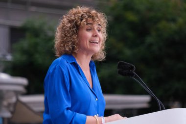 6 Haziran 2024 'te Madrid İspanya' da, Plaza de Callao 'da yapılan 9J Avrupa seçimlerinin kampanya kapanışı sırasında Avrupa' da yapılacak olan Dolors Montserrat seçim listesinin başında yer aldı.