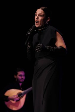 Portekizli Fado şarkıcısı Carminho, 7 Haziran 2024 'te Madrid Fado Festivali sırasında Teatros del Alveniz' de sahne almaktadır.