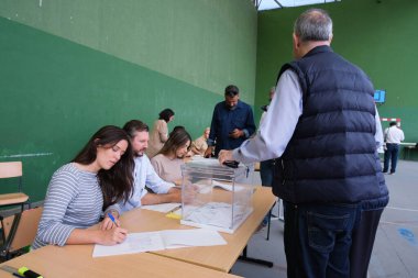 9 Haziran 2024 'te Madrid' deki Ramiro de Maetzu 'da yapılan Avrupa seçimlerinde oy kullanma sandığında oy kullanılacak.
