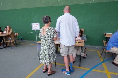 9 Haziran 2024 'te Madrid' deki Ramiro de Maetzu 'da yapılan Avrupa seçimlerinde oy kullanma sandığında oy kullanılacak.