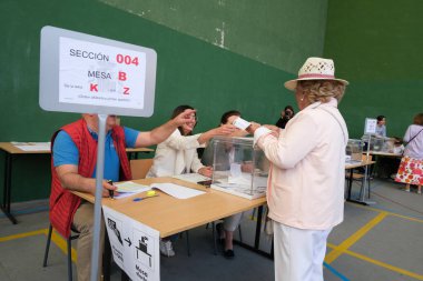 9 Haziran 2024 'te Madrid' deki Ramiro de Maetzu 'da yapılan Avrupa seçimlerinde oy kullanma sandığında oy kullanılacak.