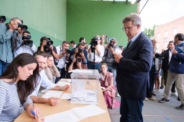 9 Haziran 2024 'te Madrid' deki Ramiro de Maetzu 'da yapılan Avrupa seçimlerinde Halk Partisi lideri Alberto Nunez Feijoo.