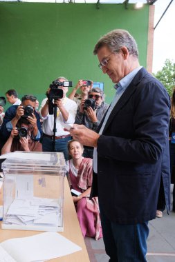 9 Haziran 2024 'te Madrid' deki Ramiro de Maetzu 'da yapılan Avrupa seçimlerinde Halk Partisi lideri Alberto Nunez Feijoo.