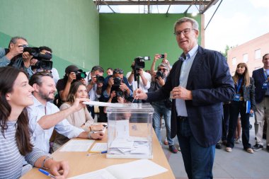 9 Haziran 2024 'te Madrid' deki Ramiro de Maetzu 'da yapılan Avrupa seçimlerinde Halk Partisi lideri Alberto Nunez Feijoo.