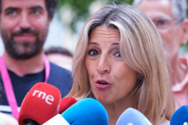 9 Haziran 92024 'te Madrid' deki Ramiro de Maetzu 'da yapılan Avrupa seçimlerinde Sumar Partisi' nin lideri Yolanda Daz oy kullandı.