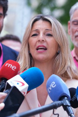 9 Haziran 92024 'te Madrid' deki Ramiro de Maetzu 'da yapılan Avrupa seçimlerinde Sumar Partisi' nin lideri Yolanda Daz oy kullandı.