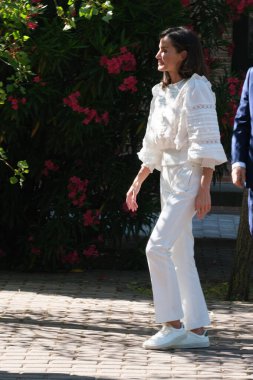 İspanya Kraliçesi Letizia 12 Haziran 2024 'te İspanya' nın Madrid kentinde bulunan geleneksel Öğrenci Konutunu (Residencia de Estudiantes) ziyaret eder..