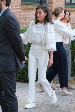 İspanya Kraliçesi Letizia 12 Haziran 2024 'te İspanya' nın Madrid kentinde bulunan geleneksel Öğrenci Konutunu (Residencia de Estudiantes) ziyaret eder..