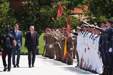Türkiye cumhurbaşkanı Recep Tayyip Erdoğan, 13 Haziran 2024 'te İspanya' nın başkenti Madrid 'deki Moncloa Sarayı' nda Başbakan Pedro Sanchez 'i ziyaret etti.