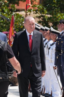 Türkiye cumhurbaşkanı Recep Tayyip Erdoğan, 13 Haziran 2024 'te İspanya' nın başkenti Madrid 'deki Moncloa Sarayı' nda Başbakan Pedro Sanchez 'i ziyaret etti.