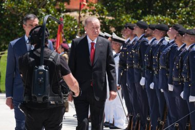 Türkiye cumhurbaşkanı Recep Tayyip Erdoğan, 13 Haziran 2024 'te İspanya' nın başkenti Madrid 'deki Moncloa Sarayı' nda Başbakan Pedro Sanchez 'i ziyaret etti.