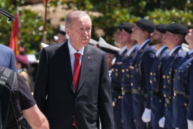 Türkiye cumhurbaşkanı Recep Tayyip Erdoğan, 13 Haziran 2024 'te İspanya' nın başkenti Madrid 'deki Moncloa Sarayı' nda Başbakan Pedro Sanchez 'i ziyaret etti.