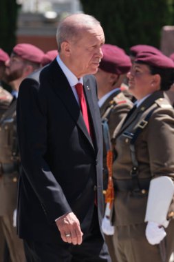 Türkiye cumhurbaşkanı Recep Tayyip Erdoğan, 13 Haziran 2024 'te İspanya' nın başkenti Madrid 'deki Moncloa Sarayı' nda Başbakan Pedro Sanchez 'i ziyaret etti.