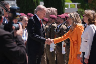 Türkiye cumhurbaşkanı Recep Tayyip Erdoğan, 13 Haziran 2024 'te İspanya' nın başkenti Madrid 'deki Moncloa Sarayı' nda Başbakan Pedro Sanchez 'i ziyaret etti.