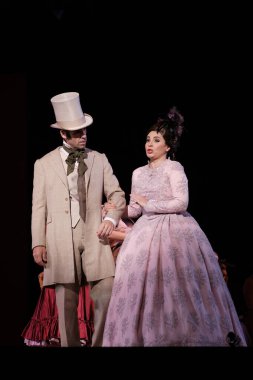 Şarkıcılar, İspanyol besteci Amadeo Vives tarafından Dona Francisquita (Bayan Francisquita) operasının sunumu sırasında 14 Haziran 2024 tarihinde Madrid İspanya 'da Zarzuela Tiyatrosu' nda sahne aldılar.