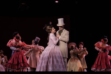 Şarkıcılar, İspanyol besteci Amadeo Vives tarafından Dona Francisquita (Bayan Francisquita) operasının sunumu sırasında 14 Haziran 2024 tarihinde Madrid İspanya 'da Zarzuela Tiyatrosu' nda sahne aldılar.