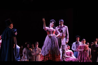 Şarkıcılar, İspanyol besteci Amadeo Vives tarafından Dona Francisquita (Bayan Francisquita) operasının sunumu sırasında 14 Haziran 2024 tarihinde Madrid İspanya 'da Zarzuela Tiyatrosu' nda sahne aldılar.