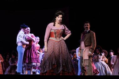 Şarkıcılar, İspanyol besteci Amadeo Vives tarafından Dona Francisquita (Bayan Francisquita) operasının sunumu sırasında 14 Haziran 2024 tarihinde Madrid İspanya 'da Zarzuela Tiyatrosu' nda sahne aldılar.