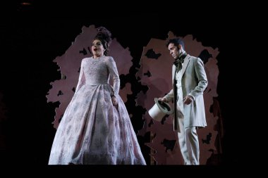 Şarkıcılar, İspanyol besteci Amadeo Vives tarafından Dona Francisquita (Bayan Francisquita) operasının sunumu sırasında 14 Haziran 2024 tarihinde Madrid İspanya 'da Zarzuela Tiyatrosu' nda sahne aldılar.