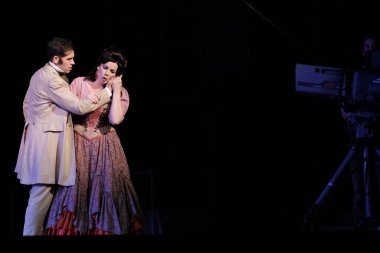 Şarkıcılar, İspanyol besteci Amadeo Vives tarafından Dona Francisquita (Bayan Francisquita) operasının sunumu sırasında 14 Haziran 2024 tarihinde Madrid İspanya 'da Zarzuela Tiyatrosu' nda sahne aldılar.