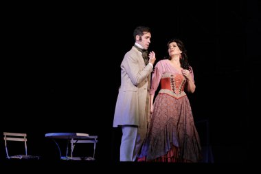 Şarkıcılar, İspanyol besteci Amadeo Vives tarafından Dona Francisquita (Bayan Francisquita) operasının sunumu sırasında 14 Haziran 2024 tarihinde Madrid İspanya 'da Zarzuela Tiyatrosu' nda sahne aldılar.