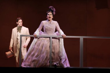 Şarkıcılar, İspanyol besteci Amadeo Vives tarafından Dona Francisquita (Bayan Francisquita) operasının sunumu sırasında 14 Haziran 2024 tarihinde Madrid İspanya 'da Zarzuela Tiyatrosu' nda sahne aldılar.