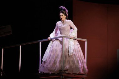 Şarkıcılar, İspanyol besteci Amadeo Vives tarafından Dona Francisquita (Bayan Francisquita) operasının sunumu sırasında 14 Haziran 2024 tarihinde Madrid İspanya 'da Zarzuela Tiyatrosu' nda sahne aldılar.