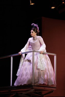 Şarkıcılar, İspanyol besteci Amadeo Vives tarafından Dona Francisquita (Bayan Francisquita) operasının sunumu sırasında 14 Haziran 2024 tarihinde Madrid İspanya 'da Zarzuela Tiyatrosu' nda sahne aldılar.