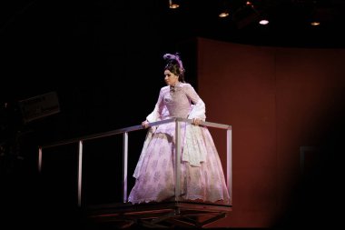 Şarkıcılar, İspanyol besteci Amadeo Vives tarafından Dona Francisquita (Bayan Francisquita) operasının sunumu sırasında 14 Haziran 2024 tarihinde Madrid İspanya 'da Zarzuela Tiyatrosu' nda sahne aldılar.