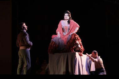 Şarkıcılar, İspanyol besteci Amadeo Vives tarafından Dona Francisquita (Bayan Francisquita) operasının sunumu sırasında 14 Haziran 2024 tarihinde Madrid İspanya 'da Zarzuela Tiyatrosu' nda sahne aldılar.