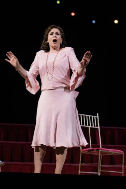 Şarkıcılar, İspanyol besteci Amadeo Vives tarafından Dona Francisquita (Bayan Francisquita) operasının sunumu sırasında 14 Haziran 2024 tarihinde Madrid İspanya 'da Zarzuela Tiyatrosu' nda sahne aldılar.