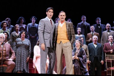 Şarkıcılar, İspanyol besteci Amadeo Vives tarafından Dona Francisquita (Bayan Francisquita) operasının sunumu sırasında 14 Haziran 2024 tarihinde Madrid İspanya 'da Zarzuela Tiyatrosu' nda sahne aldılar.