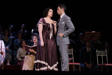 Şarkıcılar, İspanyol besteci Amadeo Vives tarafından Dona Francisquita (Bayan Francisquita) operasının sunumu sırasında 14 Haziran 2024 tarihinde Madrid İspanya 'da Zarzuela Tiyatrosu' nda sahne aldılar.